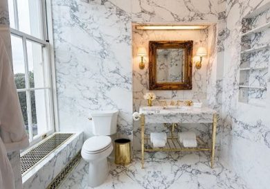Trump pubblica foto dei bagni della Casa Bianca: “Marmo statuario”