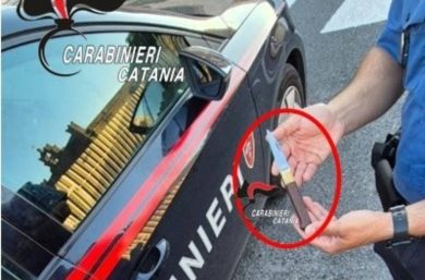 Incredibile al ristorante, uomo con coltello tra i clienti: panico nel Catanese