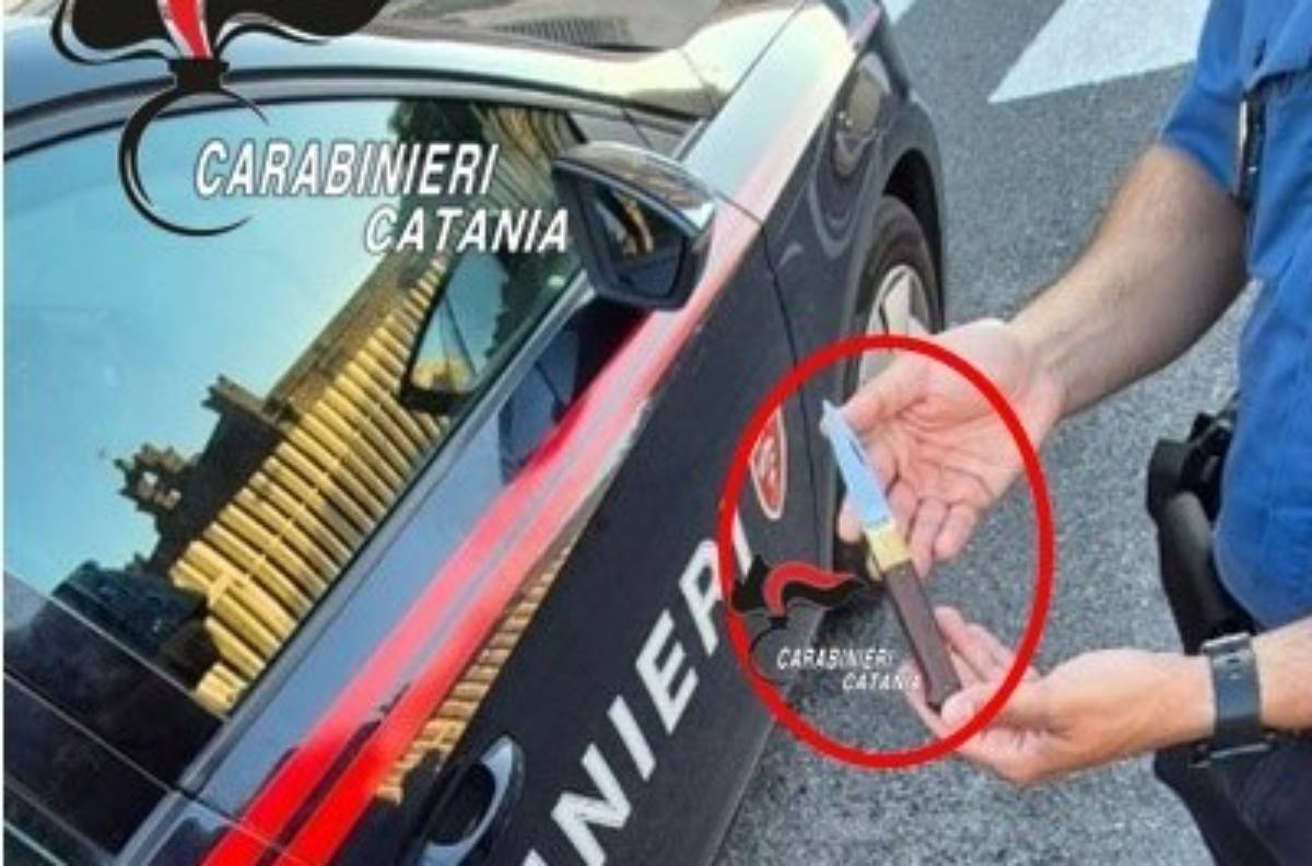 Incredibile al ristorante, uomo con coltello tra i clienti: panico nel Catanese