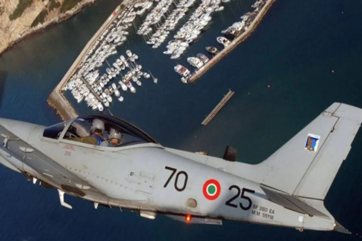 Tragedia in volo, aereo militare si schianta: due morti, ecco chi sono