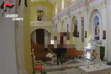 Il parroco di Gela aggredito con un coltello da cucina: scatta l’arresto, le immagini  – VIDEO