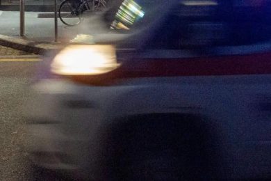 Donna partorisce in casa la figlia e l’abbandona accanto ai cassonetti: neonata salvata da un passante