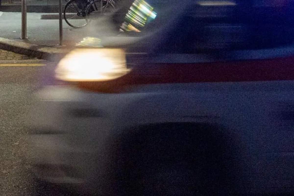 Donna partorisce in casa la figlia e l’abbandona accanto ai cassonetti: neonata salvata da un passante