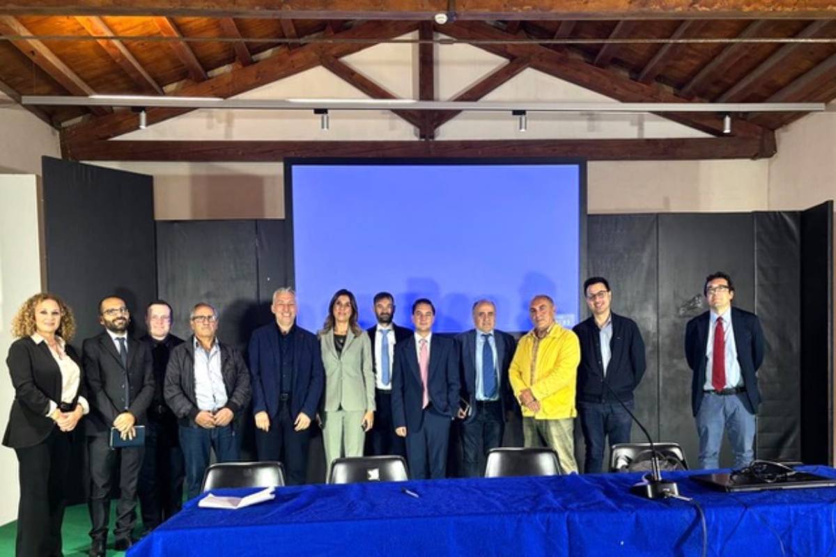 Mobilità sostenibile, Poste Italiane presenta a Catania il piano per l’installazione di colonnine di ricarica