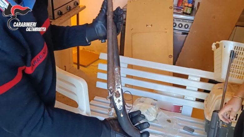 VIDEO | Niscemi, blitz in un casolare di campagna: arrestato 23enne per droga e armi alterate