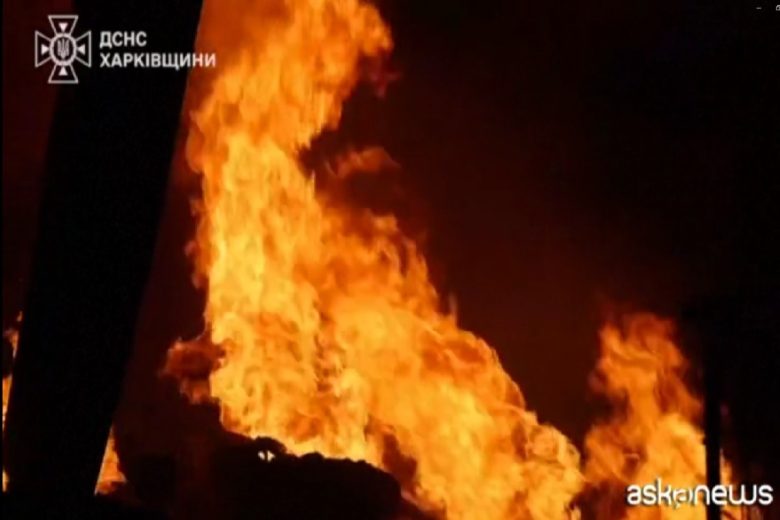 VIDEO | Un attacco di droni russi a Kharkiv provoca vasto incendio