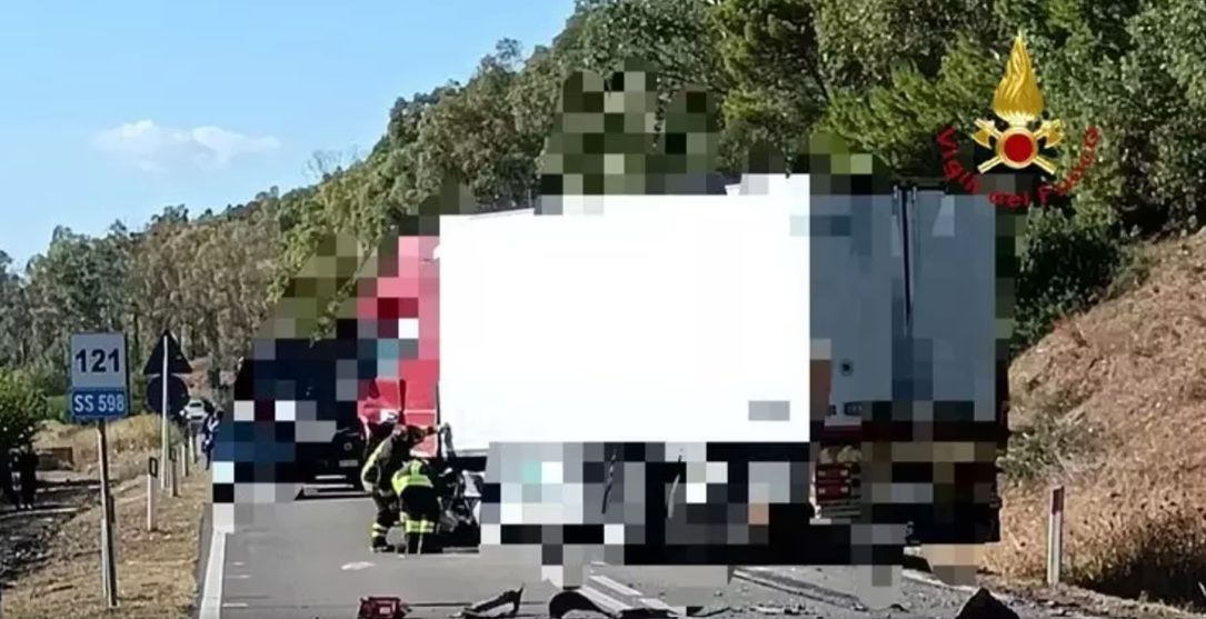 In 10 su auto omologata per 7, poi lo scontro con il camion: 4 morti