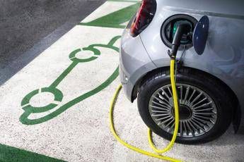 Incentivi auto elettriche, apre lo sportello per cittadini e microimprese: come fare domanda