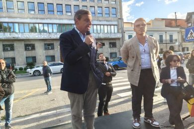 Calenda a Palermo contro la Italo-Belga: “Si revochi la concessione della spiaggia di Mondello”