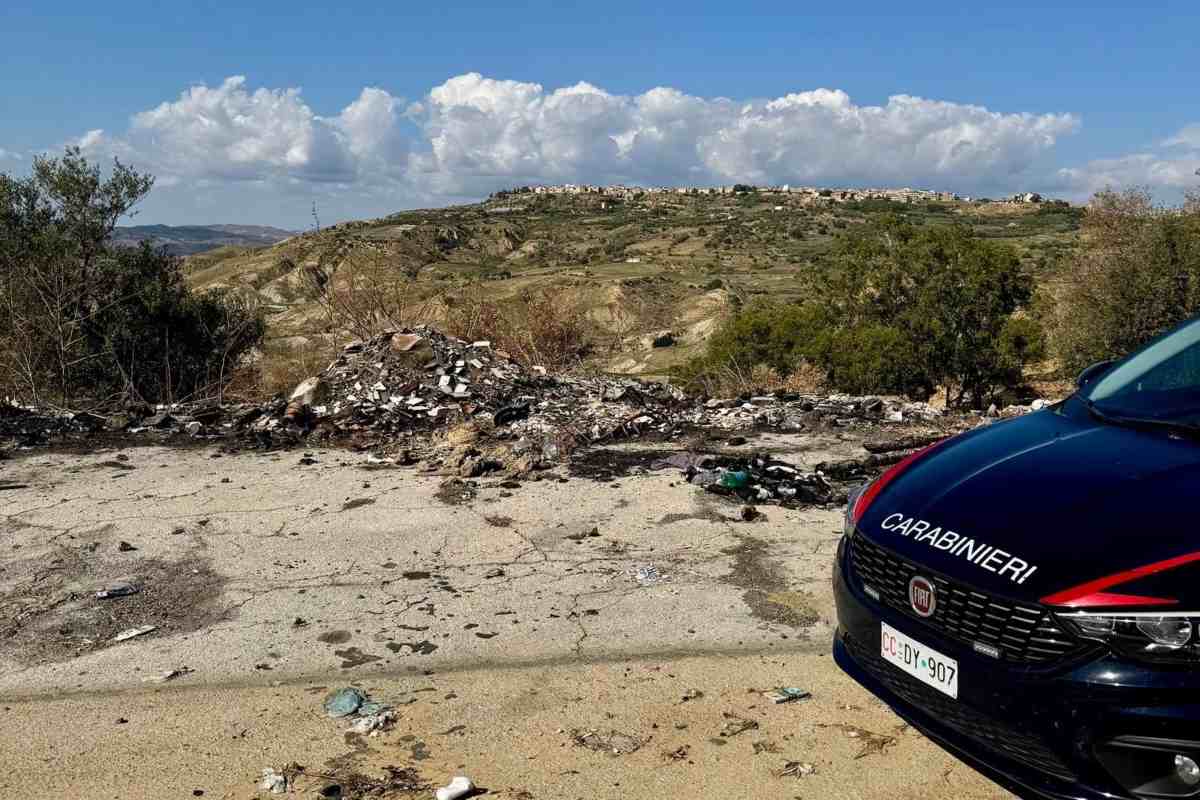 Abbandona rifiuti sulla strada, poi fugge: rintracciato dalle autorità