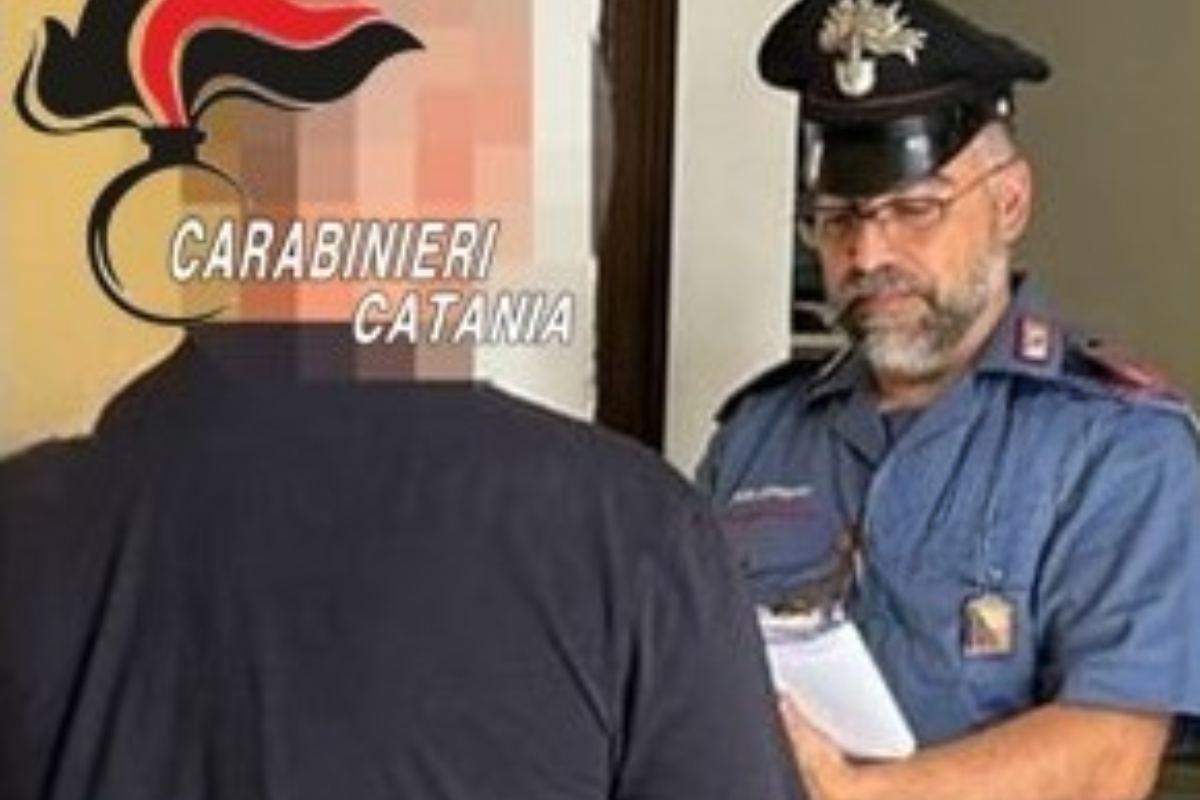 Paura a Catania, 53enne aggredisce il marito con calci e pugni e promette di strangolarlo: arrestata
