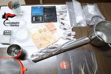 Bunker della droga in casa, gli affari gestiti dalla scrivania: 3 arresti – VIDEO