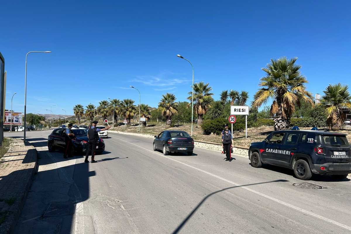 Riesi, in casa con hashish e materiale per la vendita: arrestato pusher 29enne