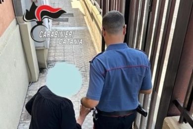 Picchia la madre perché non gli dà i soldi: arrestato 46enne nel Catanese