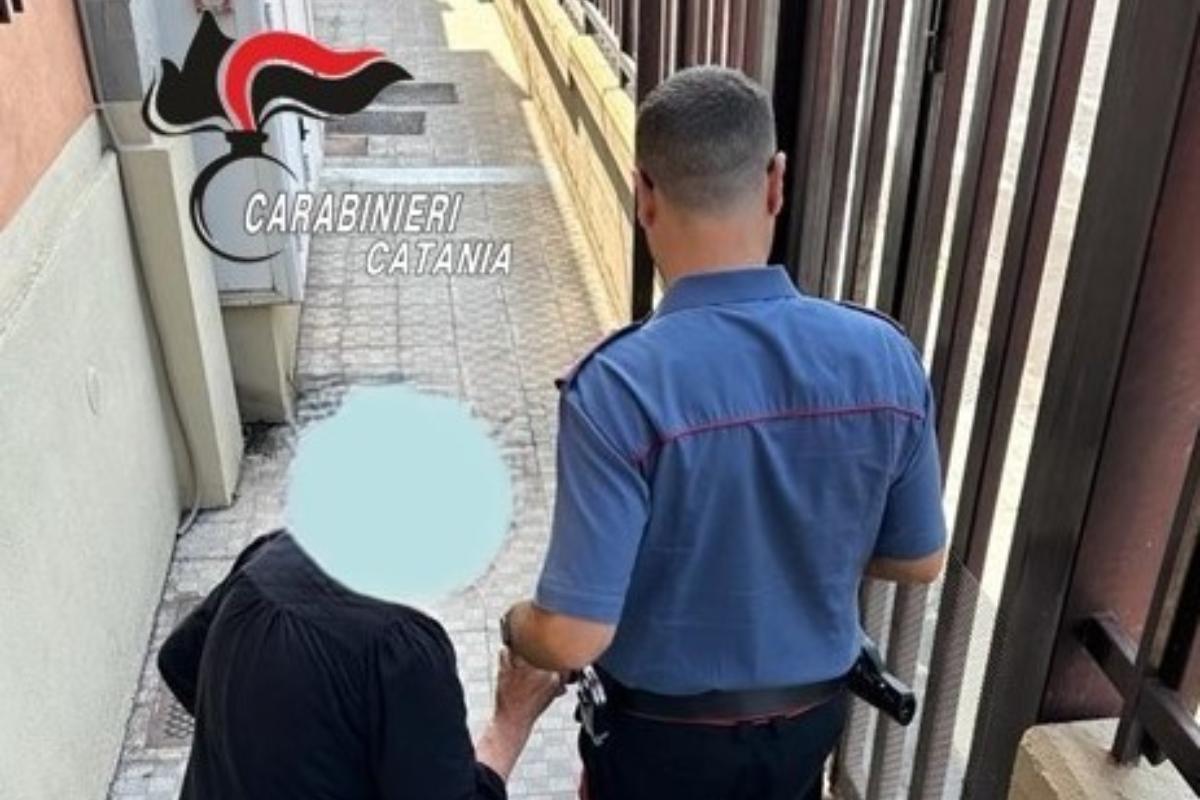 Picchia la madre perché non gli dà i soldi: arrestato 46enne nel Catanese