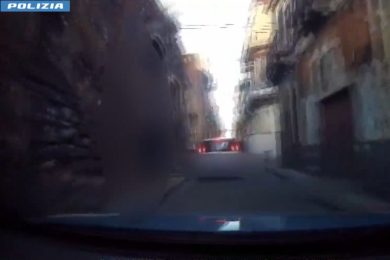 C’è l’alt della polizia, ma loro non si fermano: fuga ad alta velocità tra le vie di Catania  – VIDEO