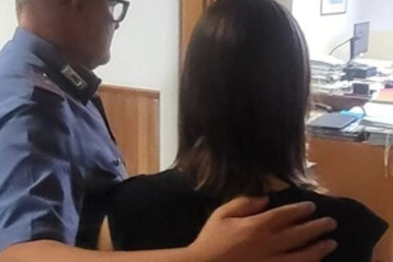 Napoli, picchia la compagna a colpi di smartphone alla testa: arrestato