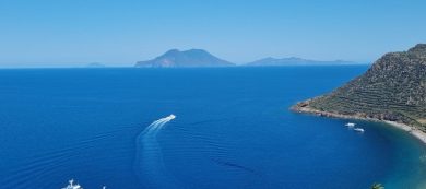 Isole Eolie, collegamenti ridotti e minore capacità dei trasporti. L’appello delle associazioni: “Garantire continuità territoriale”