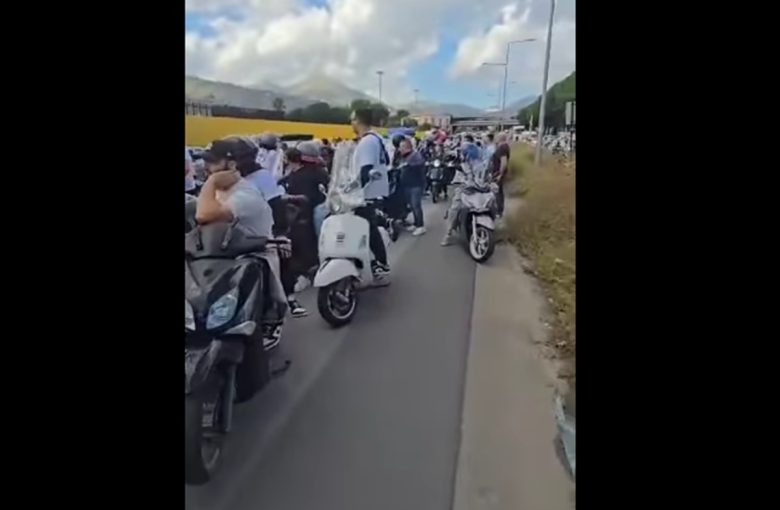 Il corteo funebre di Paolo Taormina davanti al carcere Pagliarelli: gli applausi dei detenuti, gli scooter e le lacrime – VIDEO