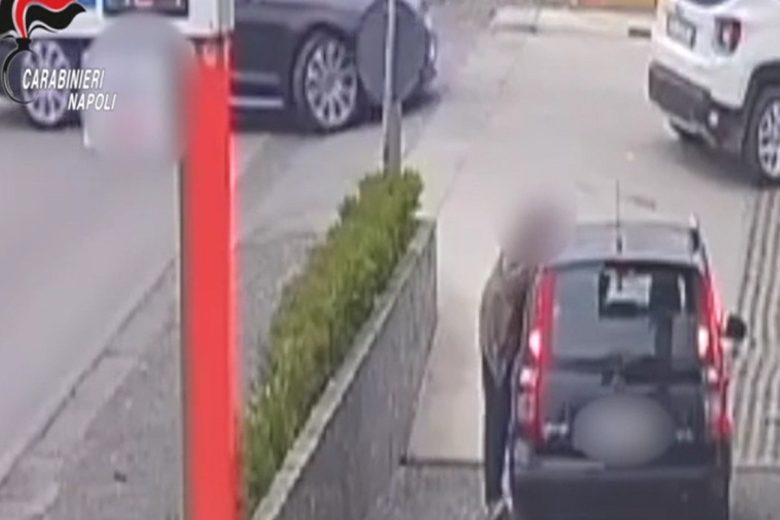 Le mani sulla portiera, le minacce, la paura: donna aggredita dall’ex al distributore di carburanti – VIDEO
