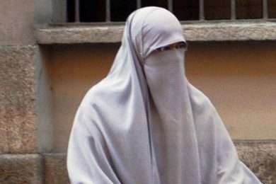 Velo vietato nei luoghi pubblici, scuole, uffici e università: la proposta di FdI