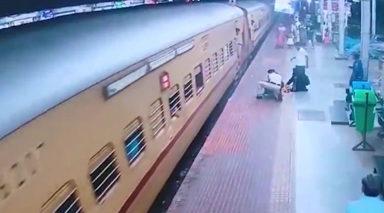 Scivola mentre tenta di salire sul treno, donna viva per miracolo – VIDEO