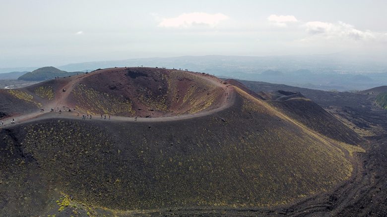 Etna, prosegue l’attività vulcanica al cratere di Nord-Est: leggera caduta di cenere
