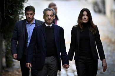 Francia, l’ex presidente Sarkozy in carcere da oggi. Lui rilancia: “Sono innocente, verità trionferà”