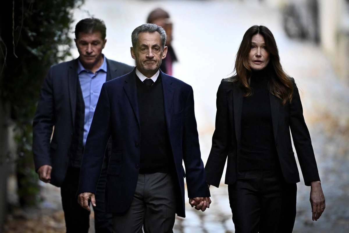 Francia, l’ex presidente Sarkozy in carcere da oggi. Lui rilancia: “Sono innocente, verità trionferà”