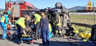 Devastante frontale furgone-pulmino: 3 morti, 2 bimbi gravissimi