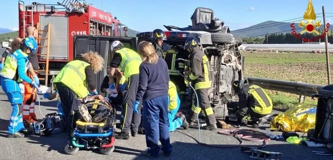 Devastante frontale furgone-pulmino: 3 morti, 2 bimbi gravissimi