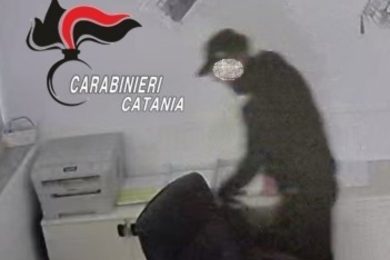 Acireale, ladro ruba oltre 1300 euro dall’incasso del parcheggio dell’ospedale: denunciato 39enne – VIDEO