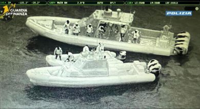 Traffico di droga nel Trapanese, sequestrati in mare 670 chili di hashish. Cinque fermi dopo inseguimento | VIDEO