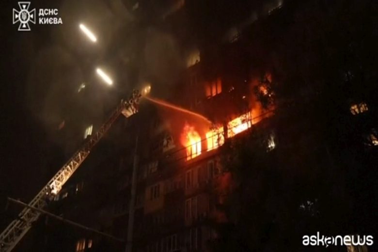 VIDEO | Guerra in Ucraina, nuovo attacco di droni russi. Blackout a Kiev e in nove regioni, morto bimbo a Zaporizhzhia