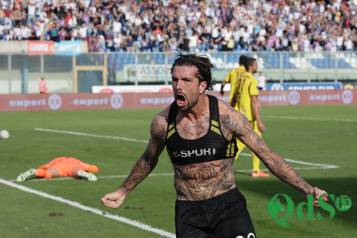 Catania, 2-0 alla Salernitana: è -1 dalla vetta nel segno di Cicerelli e Forte – FOTO