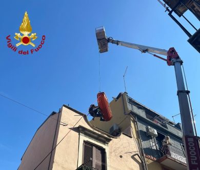 Paura a Catania: anziana cade in casa, salvata dai Vigili del Fuoco