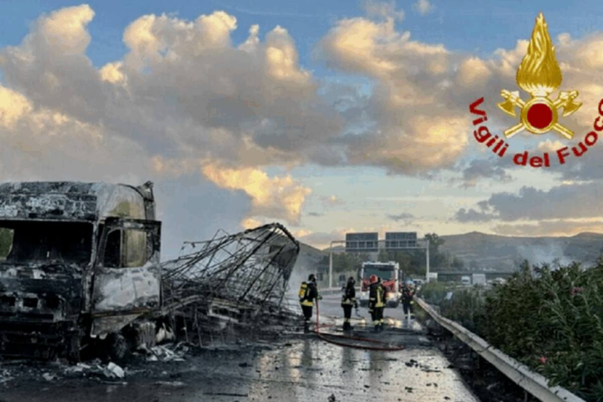 Disagi sull’A19 Palermo-Catania, ieri a fuoco un rimorchio: manto stradale danneggiato Disagi sull’A19 Palermo-Catania, ieri a fuoco un rimorchio: manto stradale danneggiato
