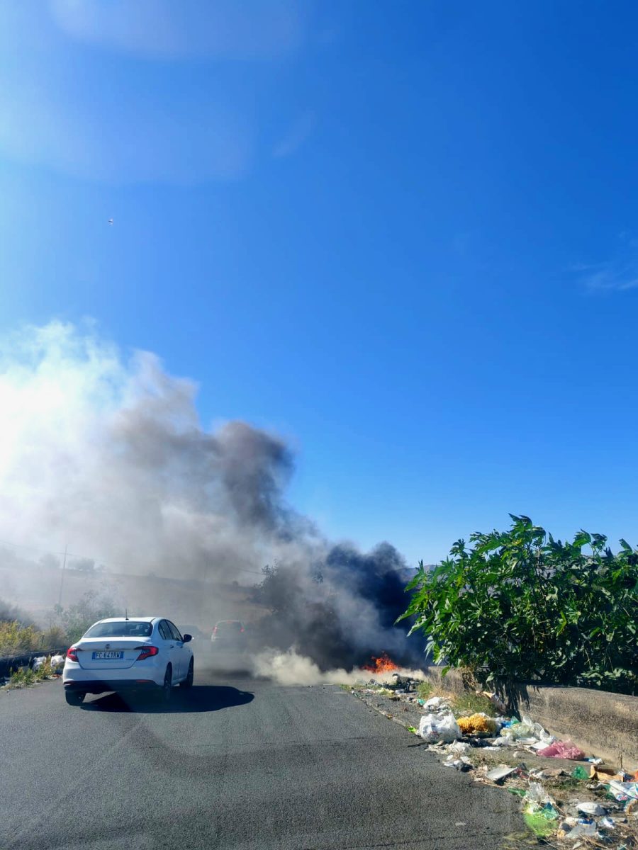 Adrano, l’incubo della SP 231 tra strada dissestata e l’incendio della discarica abusiva. Residenti: “Siamo esasperati” Adrano, l’incubo della SP 231 tra strada dissestata e l’incendio della discarica abusiva. Residenti: “Siamo esasperati”