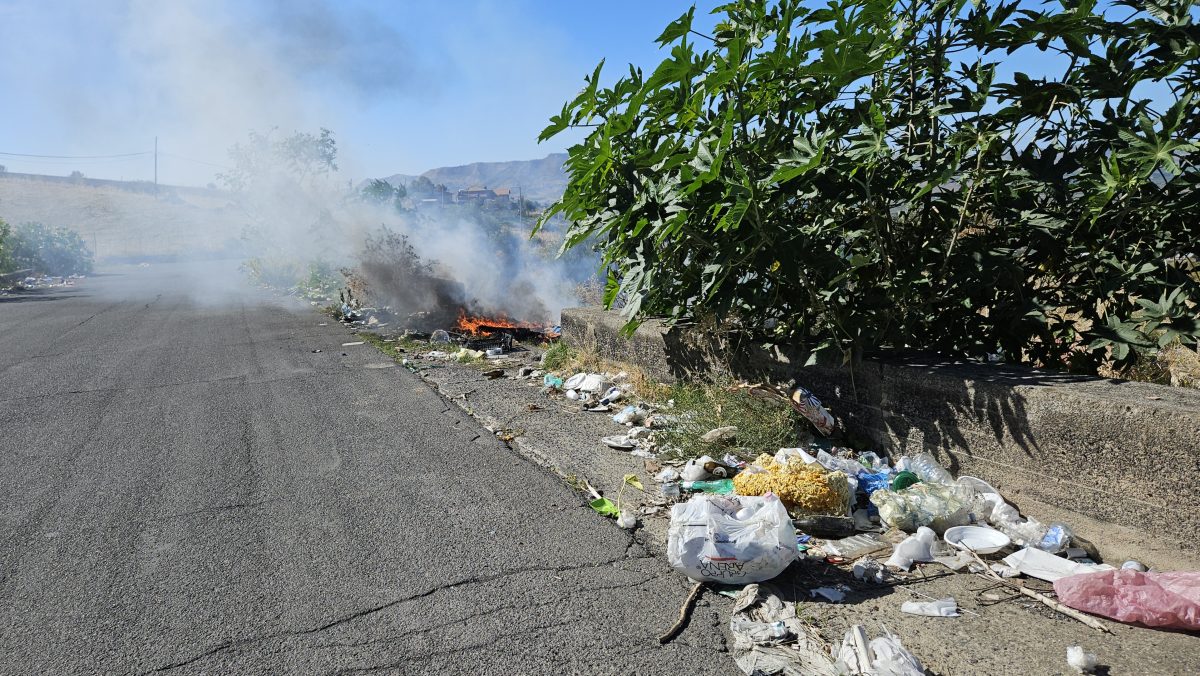 Adrano, l’incubo della SP 231 tra strada dissestata e l’incendio della discarica abusiva. Residenti: “Siamo esasperati” Adrano, l’incubo della SP 231 tra strada dissestata e l’incendio della discarica abusiva. Residenti: “Siamo esasperati”