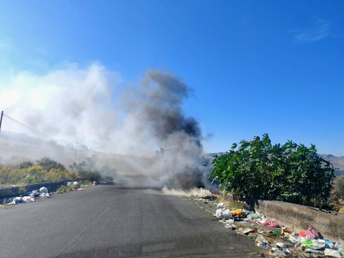 Adrano, l’incubo della SP 231 tra strada dissestata e l’incendio della discarica abusiva. Residenti: “Siamo esasperati” Adrano, l’incubo della SP 231 tra strada dissestata e l’incendio della discarica abusiva. Residenti: “Siamo esasperati”