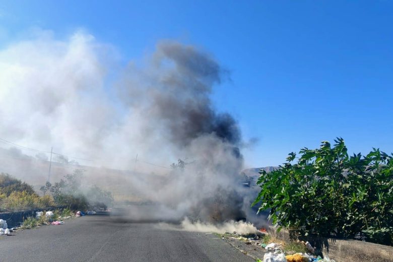 Adrano, l’incubo della SP 231 tra strada dissestata e l’incendio della discarica abusiva. Residenti: “Siamo esasperati”