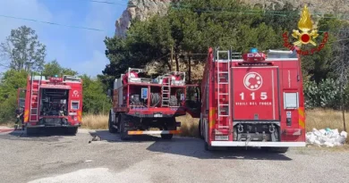 Paura a Palermo: rivendita di street food va in fiamme, vigili del fuoco in azione