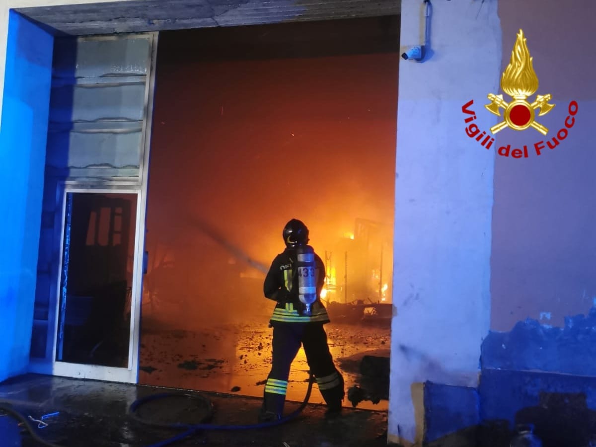 Paura nella notte a Catania: negozio va a fuoco, si propaga vasto incendio