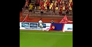 VIDEO | Dramma in campo, si schianta contro cartellone: rischia la paralisi