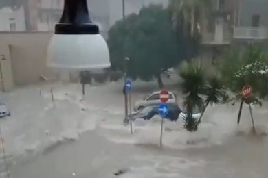 La spaventosa ondata di maltempo a Favara, l’acqua trascina l’auto della donna dispersa – VIDEO