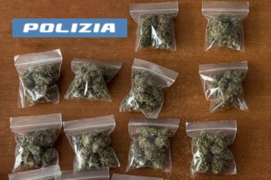 Catania, va in giro con la droga nello scooter e cerca di nascondersi dietro un autocarro: arrestato 19enne