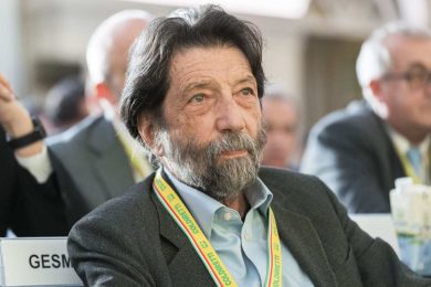 Massimo Cacciari si sposa a 81 anni con la 52enne Chiara Patriarca. Chi è la futura moglie del filosofo