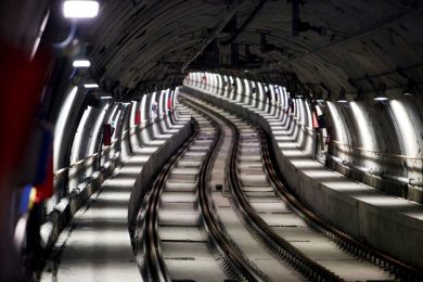 Tragedia in metropolitana, due ragazzine muoiono mentre fanno “surf” sui treni
