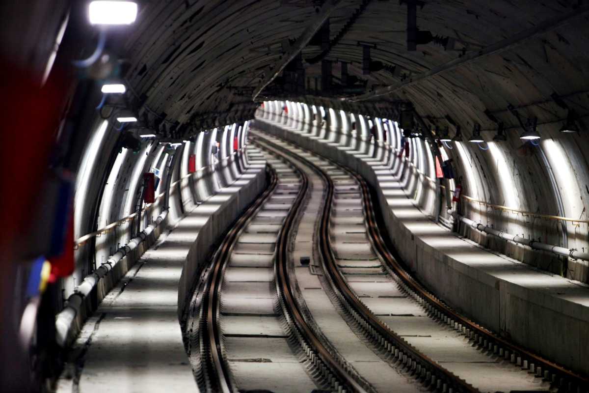 Tragedia in metropolitana, due ragazzine muoiono mentre fanno “surf” sui treni