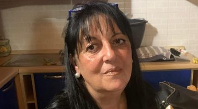 Tragedia a Mascali, ecco chi è la donna morta mentre puliva i vetri di casa